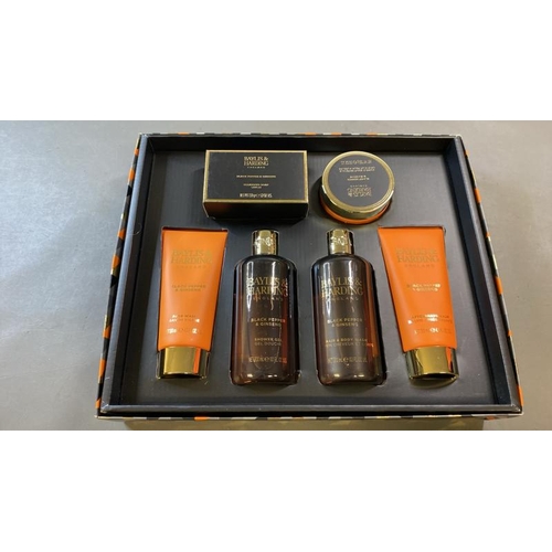 9577 - X1 BAYIS & HARDING SIGNATURE COLLECTION INCL. SOAP, AFTERSHAVE, HAIR & BODY WASH, FACE WASH, SHOWER ... 