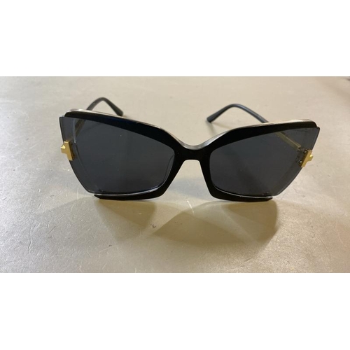 9619 - X1 TOM FORD SUNGLASSES - SMALL SCRATCHES