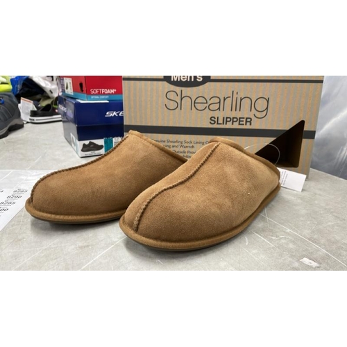 8284 - GENTS NEW KIRKLAND SIGNATURE SHEARLING SLIPPERS / UK 9 / B11