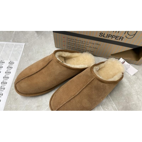 8284 - GENTS NEW KIRKLAND SIGNATURE SHEARLING SLIPPERS / UK 9 / B11