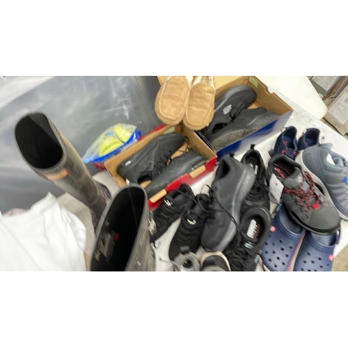 8285 - SELECTION OF PRE OWNED TRAINERS AND SHOES INCL. PUMA, SKECHERS, 32* DEGREE, HUNTERS WELLIES AND MORE... 