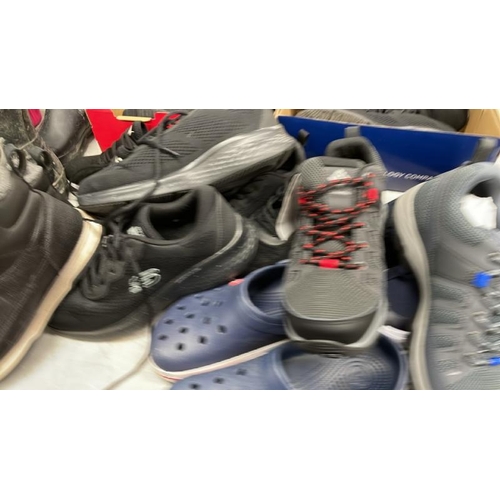 8285 - SELECTION OF PRE OWNED TRAINERS AND SHOES INCL. PUMA, SKECHERS, 32* DEGREE, HUNTERS WELLIES AND MORE... 