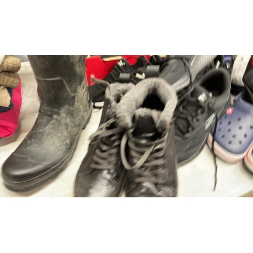 8285 - SELECTION OF PRE OWNED TRAINERS AND SHOES INCL. PUMA, SKECHERS, 32* DEGREE, HUNTERS WELLIES AND MORE... 