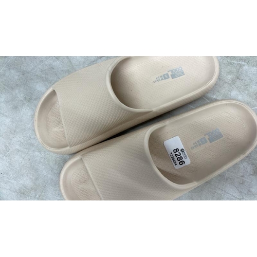 8286 - LADIES NEW 32* DEGREE CUSHION SLIDERS / SIZE S  / B11