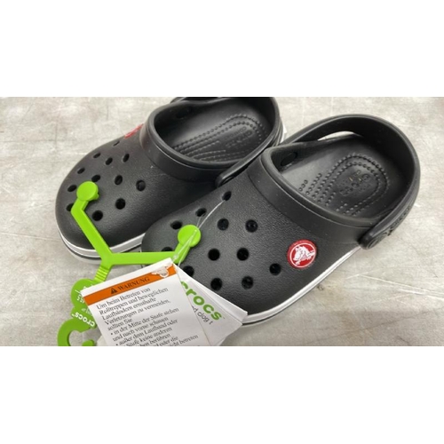 8287 - CHILDRENS NEW CROCS / UK 8 / B11