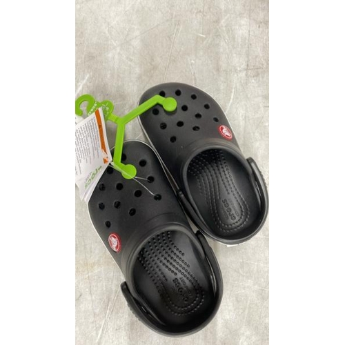 8287 - CHILDRENS NEW CROCS / UK 8 / B11