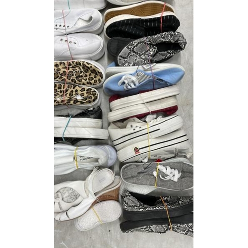 8295 - 15X PAIRS OF NEW FOOTWEAR / SEE IMAGES / C25