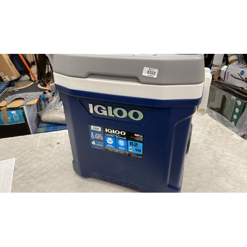 8322 - IGLOO MAX COLD 58 LITRE ROLLER COOL BOX / DAMAGED HANDLE / MINIMAL SIGNS OF USE / P15