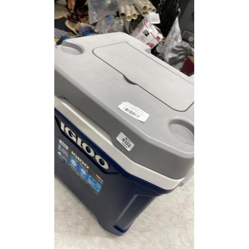 8322 - IGLOO MAX COLD 58 LITRE ROLLER COOL BOX / DAMAGED HANDLE / MINIMAL SIGNS OF USE / P15