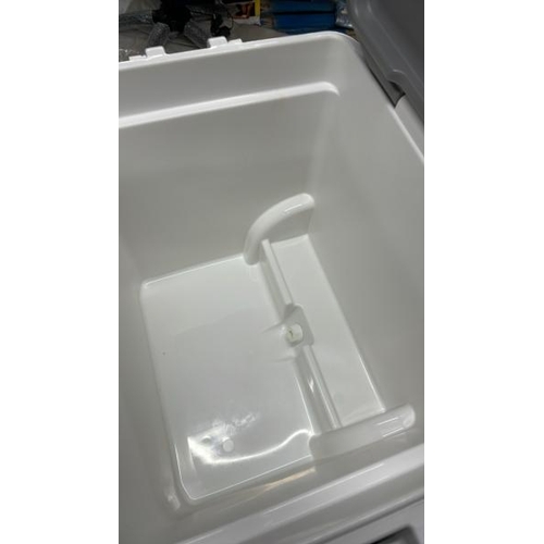 8322 - IGLOO MAX COLD 58 LITRE ROLLER COOL BOX / DAMAGED HANDLE / MINIMAL SIGNS OF USE / P15