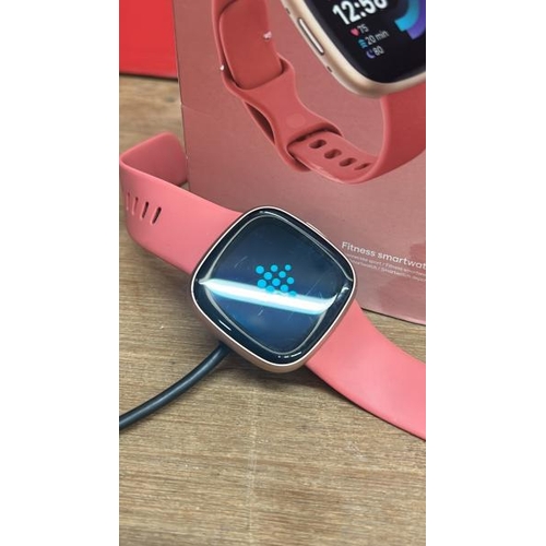 8513 - FITBIT VERSA 4 / PINK / POWERS UP, MINIMAL SIGNS OF USE, NOT FULLY TESTED