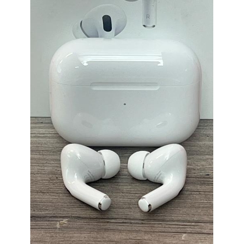 8519 - APPLE AIRPODS PRO (2ND GEN) / MQD83ZM/A / MAGSAFE CHARGING CASE WITH LANYARD LOOP / POWERS UP & CONN... 