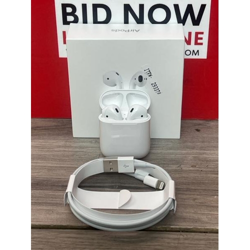 8520 - APPLE AIRPODS / 2ND GEN / WITH CHARGING CASE / MV7N2ZMA / POWERS UP & CONNECTS VIA BLUETOOTH WITH SO... 