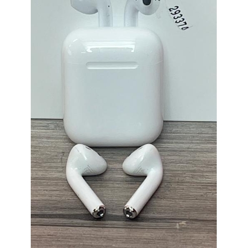 8520 - APPLE AIRPODS / 2ND GEN / WITH CHARGING CASE / MV7N2ZMA / POWERS UP & CONNECTS VIA BLUETOOTH WITH SO... 