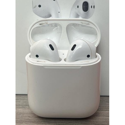 8521 - APPLE AIRPODS / 2ND GEN / WITH CHARGING CASE / MV7N2ZMA / POWERS UP & CONNECTS VIA BLUETOOTH WITH SO... 