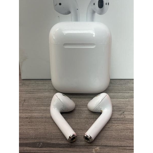 8521 - APPLE AIRPODS / 2ND GEN / WITH CHARGING CASE / MV7N2ZMA / POWERS UP & CONNECTS VIA BLUETOOTH WITH SO... 