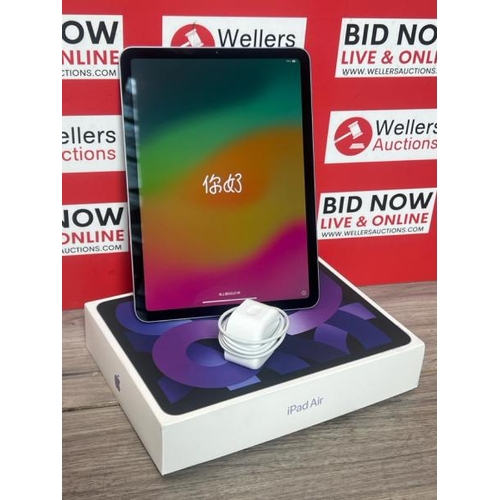 8523 - IPAD AIR WIFI 256 MME63B/A / POWERS UP / ICLOUD UNLOCKED / SIGNS OF USE / IN VERY GOOD COSMETIC COND... 