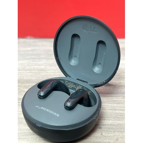 8529 - LG UFP5 WIRELESS EARBUDS / POWERS UP & CONNECTS VIA BLUETOOTH WITH SOUND / SIGNS OF USE / WITHOUT CH... 