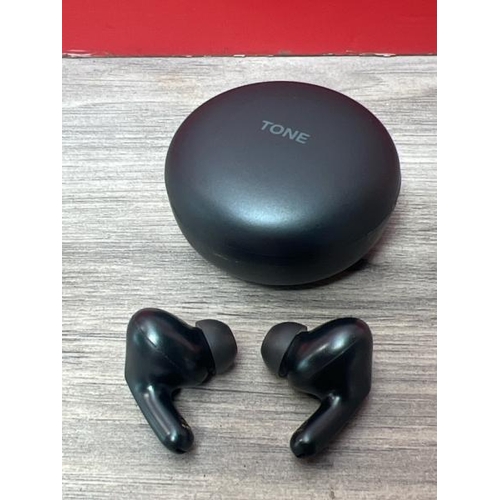 8529 - LG UFP5 WIRELESS EARBUDS / POWERS UP & CONNECTS VIA BLUETOOTH WITH SOUND / SIGNS OF USE / WITHOUT CH... 