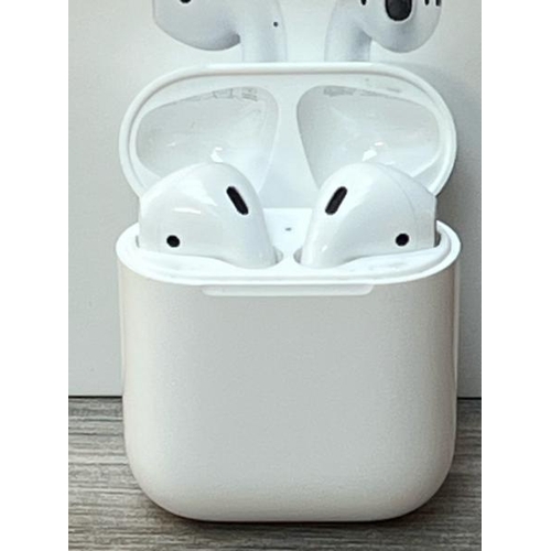 8531 - APPLE AIRPODS / 2ND GEN / WITH CHARGING CASE / MV7N2ZMA / POWERS UP & CONNECTS VIA BLUETOOTH WITH SO... 