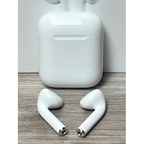 8531 - APPLE AIRPODS / 2ND GEN / WITH CHARGING CASE / MV7N2ZMA / POWERS UP & CONNECTS VIA BLUETOOTH WITH SO... 