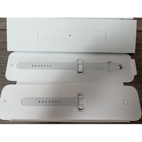 8533 - APPLE WATCH SERIES 8 GPS + CELLULAR 45MM SILVER ALUMINIUM CASE / POWERS UP / ICLOUD UNLOCKED / MINIM... 