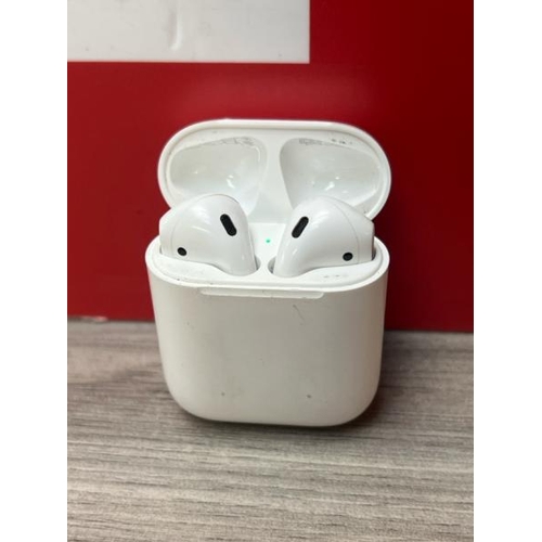 8538 - APPLE AIRPODS / 2ND GEN / WITH CHARGING CASE / MV7N2ZMA / POWERS UP & CONNECTS VIA BLUETOOTH WITH SO... 