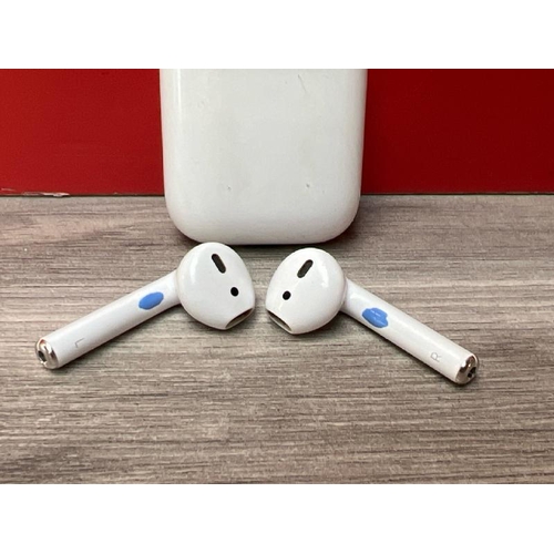 8538 - APPLE AIRPODS / 2ND GEN / WITH CHARGING CASE / MV7N2ZMA / POWERS UP & CONNECTS VIA BLUETOOTH WITH SO... 