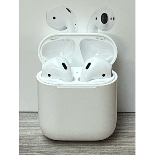 8540 - APPLE AIRPODS / 2ND GEN / WITH CHARGING CASE / MV7N2ZMA / POWERS UP & CONNECTS VIA BLUETOOTH WITH SO... 