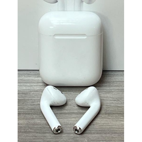 8540 - APPLE AIRPODS / 2ND GEN / WITH CHARGING CASE / MV7N2ZMA / POWERS UP & CONNECTS VIA BLUETOOTH WITH SO... 