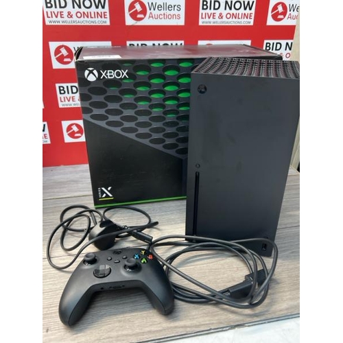 8559 - XBOX SERIES X 1TB SSD IN BLACK / MIMINAL SIGNS OF USE / IN VERY GOOD COSMETIC CONDITION / WITH CONTR... 