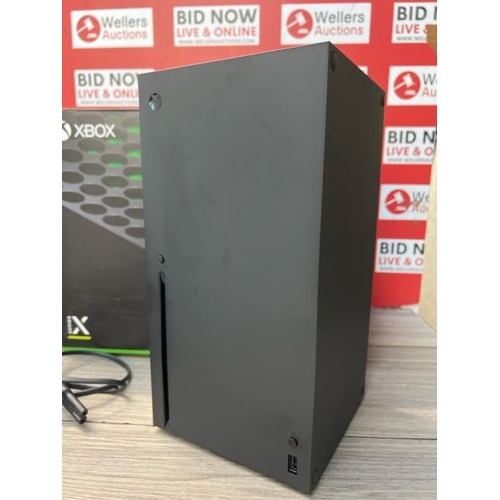 8559 - XBOX SERIES X 1TB SSD IN BLACK / MIMINAL SIGNS OF USE / IN VERY GOOD COSMETIC CONDITION / WITH CONTR... 