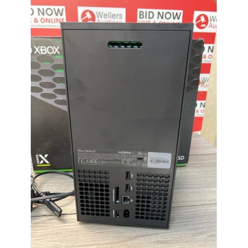 8559 - XBOX SERIES X 1TB SSD IN BLACK / MIMINAL SIGNS OF USE / IN VERY GOOD COSMETIC CONDITION / WITH CONTR... 