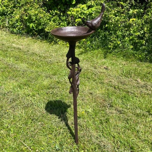 8013 - AUGUST GROVE ORNATE CAST IRON BIRD BATH GROUND STAKE  / RRP: £36.99 / C2