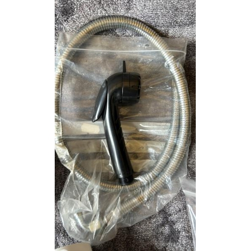 8010 - NEW SHOWER HOSE AND HEAD ETC / T12