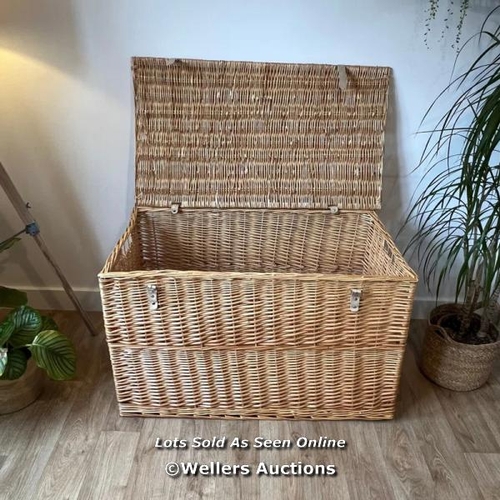 8189 - 17 STORIES ELDINE LARGE WICKER STORAGE TRUNK BASKET WITH LID / COLOUR: NATURAL / RRP: 105.99 / CNT1