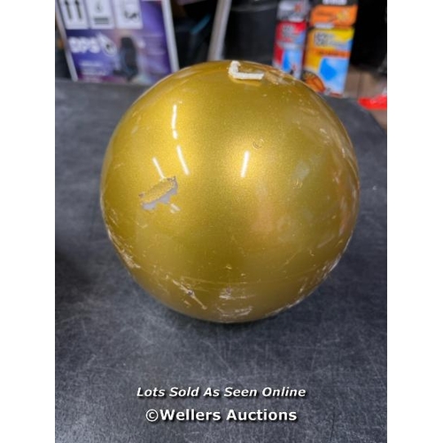 146 - GOLD/SILVER SPHERE CANDLE / B32