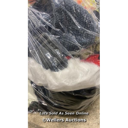 618 - BAG OF SCARVES AND HATS / DS [0]