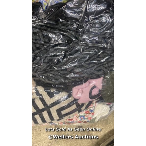 618 - BAG OF SCARVES AND HATS / DS [0]