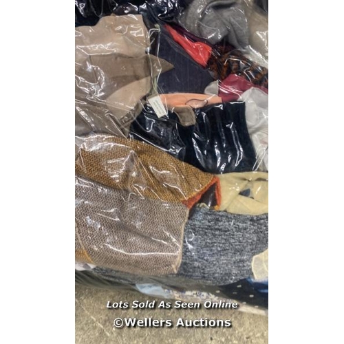 625 - BAG OF SCARVES AND HATS / DS [0]