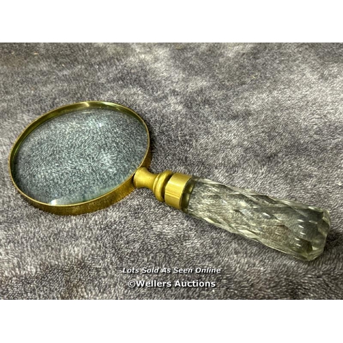 8067 - LARGE VINTAGE BRASS MAGNIFYING GLASS WITH CRYSTAL HANDLE, 10CM DIAMETER / T22