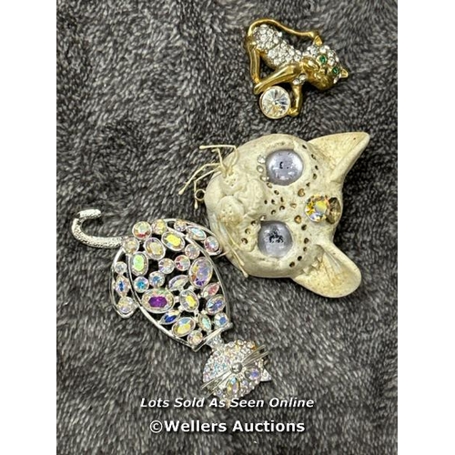 8068 - X3 CAT BROOCHES / T22