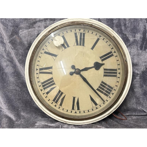 18 - LARGE VINTAGE BRASS AND WOOD  ELECRTIC WHITE PAINTED WALL CLOCK, TOTAL DIAMETER 55CM / 7655302 / T8