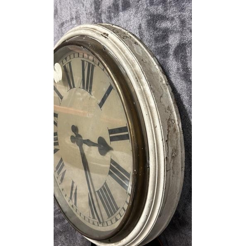 18 - LARGE VINTAGE BRASS AND WOOD  ELECRTIC WHITE PAINTED WALL CLOCK, TOTAL DIAMETER 55CM / 7655302 / T8