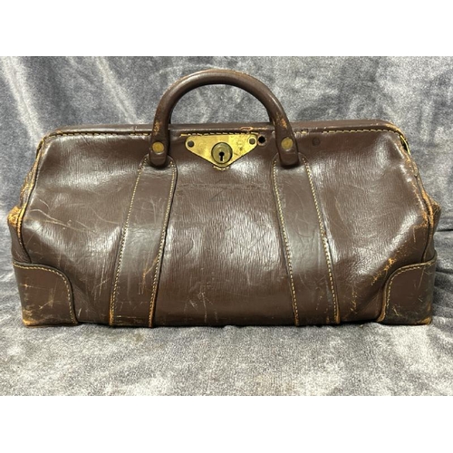 22 - A VINTAGE LEATHER CASH BAG WITH PADLOCK AND CHAIN, BASE 50CM LONG, HEIGHT 25CM / 7655315 / T8