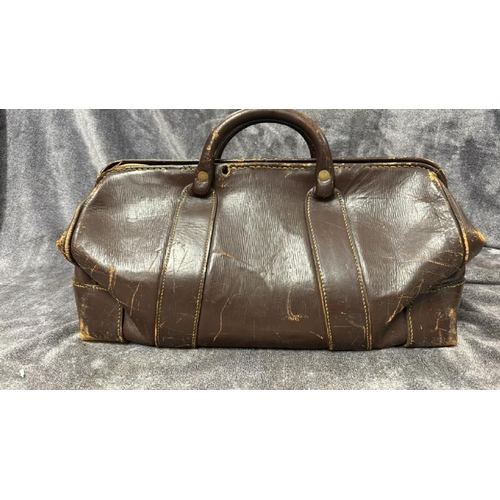 22 - A VINTAGE LEATHER CASH BAG WITH PADLOCK AND CHAIN, BASE 50CM LONG, HEIGHT 25CM / 7655315 / T8