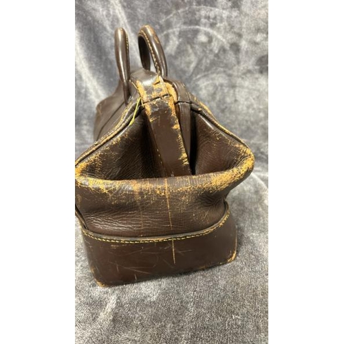 22 - A VINTAGE LEATHER CASH BAG WITH PADLOCK AND CHAIN, BASE 50CM LONG, HEIGHT 25CM / 7655315 / T8