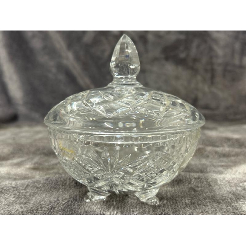 25 - A SMALL LEAD CRYSTAL CUT GLASS BON BON DISH WITH LID, 14CM HIGH, 13CM DIAMETER / 7655309 / T9