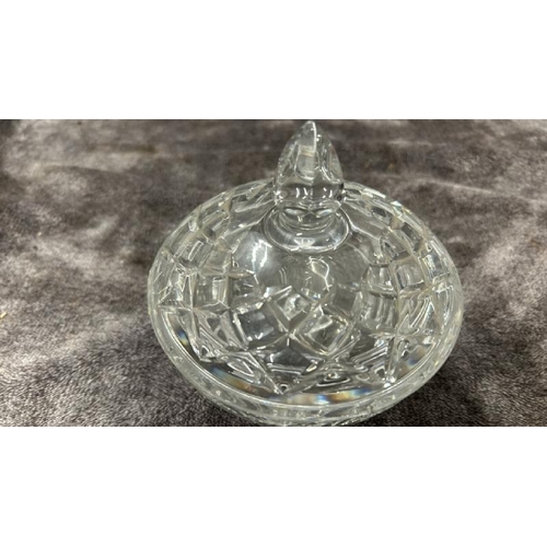 25 - A SMALL LEAD CRYSTAL CUT GLASS BON BON DISH WITH LID, 14CM HIGH, 13CM DIAMETER / 7655309 / T9