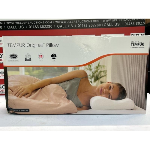 320 - TEMPUR ORIGINAL PILLOW QUEEN LARGE / RRP: �105 / APPEARS NEW PLEASE SEE IMAGES  / H66